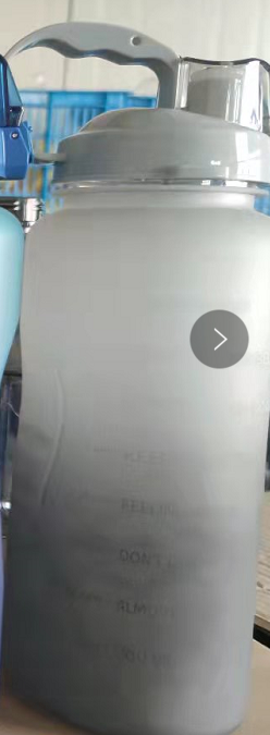モチベーションを高めるフレーズ入り2.2Lウォーターボトル - グラデーション、ハンドルとストロー付き